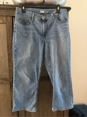 Lee Women’s medium Blue Regular Fit, Mid-Rise Crop Jeans